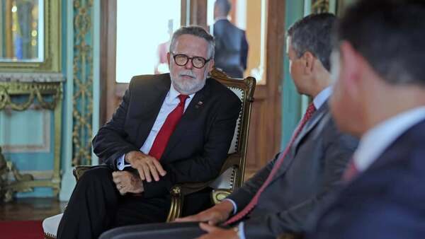 Gobierno de Peña exige a embajador venezolano abandonar el país