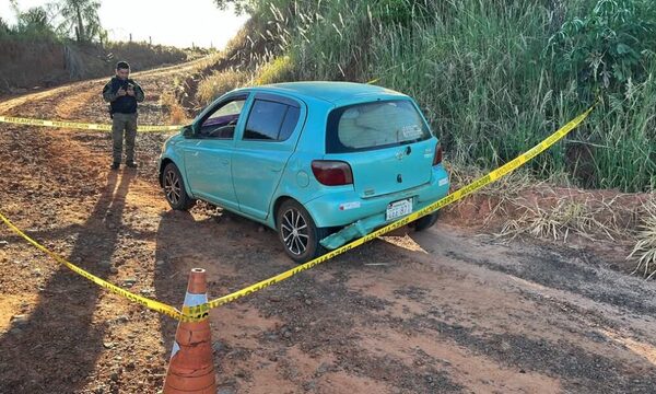 Investigan hallazgo de presunta marihuana tras abandono de vehículo
