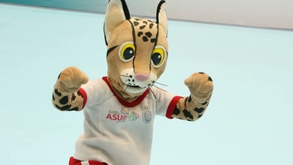Tirika, la mascota del team Paraguay visita a niños en el Día de Reyes