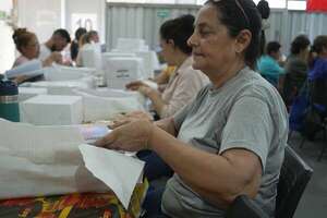Inicio de clases: MEC recién recibió el 21% de útiles para los kits escolares - Nacionales - ABC Color