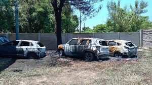 Fuego por quema de basura consume tres vehículos en Luque