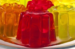 ¿Cómo ayuda la gelatina a producir colágeno natural y cuánta puedo comer por día?
