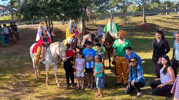 Reyes Magos llegan a caballo en Misiones para dar regalos a niños