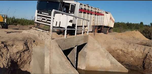 Pobladores de Laureles denuncian irregularidades en construcciones de puentes y terraplén - Nacionales - ABC Color
