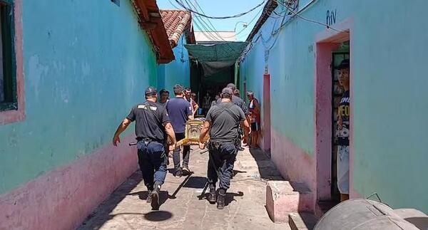 Urna con restos de Chiquitunga visita una cacerolita, llevando esperanza a los internos