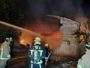 Video: incendio destruye depósito de carpintería en Lambaré - Policiales - ABC Color