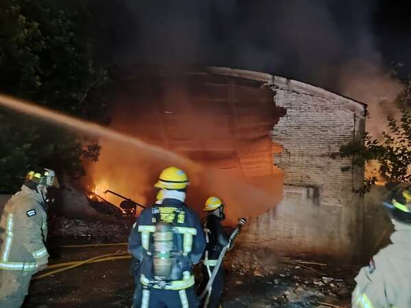 Video: incendio destruye depósito de carpintería en Lambaré - Policiales - ABC Color