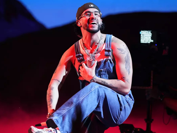 Bad Bunny Revive Puerto Rico en "Debí Tirar Más Fotos"