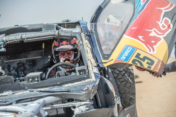 Versus / El español Carlos Sainz, vigente campeón en coches, abandonó el Dakar-2025