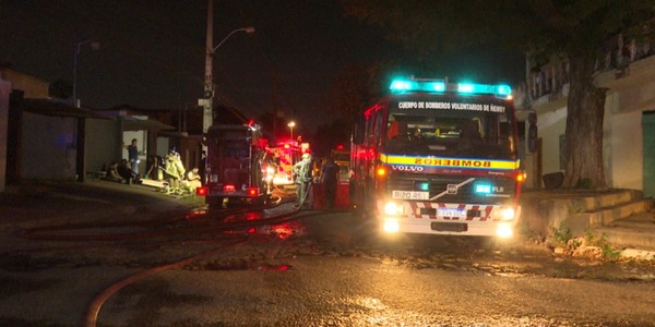 Lambaré: incendio destruye depósito de carpintería - trece