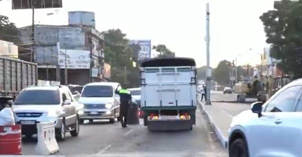 (Video) Bolonqui en Avda. Eusebio Ayala, un solo tramo habilitado y caos en el tránsito