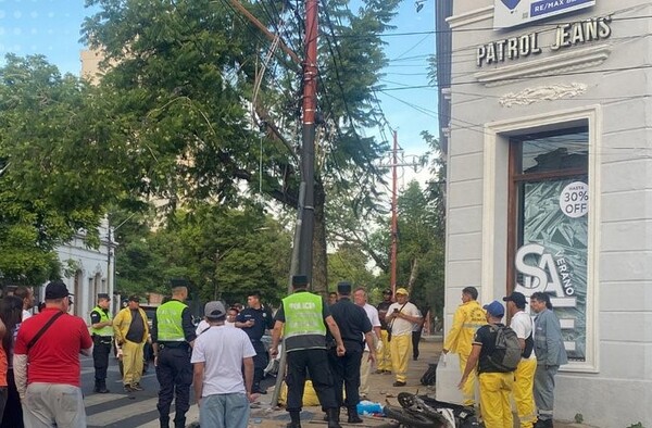 Funcionario municipal muere al caer por una columna tras choque sobre Mariscal López