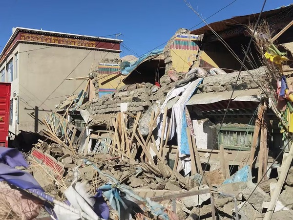 Fuerte terremoto deja casi un centenar de víctimas en el Tíbet