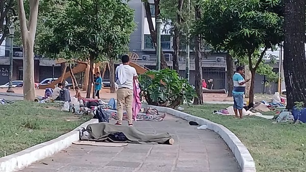 Manifestantes del Indert se dividen entre plaza y sede institucional