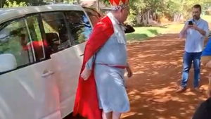 Zacarías Irún se viste de Rey Mago para entregar regalos en CDE: ¿A cuál de los tres se parece?