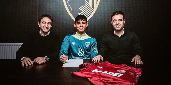 Versus / El paraguayo Julio Soler fue presentado en su nuevo club inglés