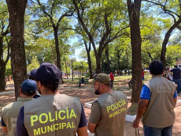 Municipalidad despeja plaza Uruguaya, donde Policía instaló a indígenas - Nacionales - ABC Color