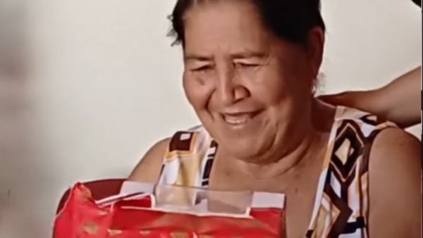 Le regaló una muñeca a su mamá porque cuando era niña no le podían comprar