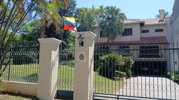Cientos de venezolanos quedan a la deriva ante cierre de embajada en Paraguay: - Política - ABC Color