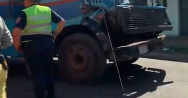 Diario HOY | VIDEO| Carrera de buses termina en accidente con heridos y patrullera dañada