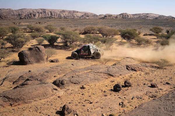 Un accidente arruina el Dakar a Loeb, Santolino da la primera victoria a España - ABC Motor 360 - ABC Color
