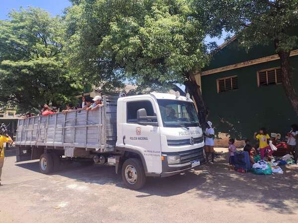 Grupo de 50 indígenas sale de Asunción para volver a sus tierras en Caaguazú - Nacionales - ABC Color