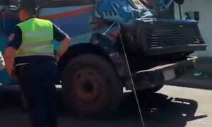 Carrera de buses termina en accidente con heridos y patrullera dañada – Prensa 5