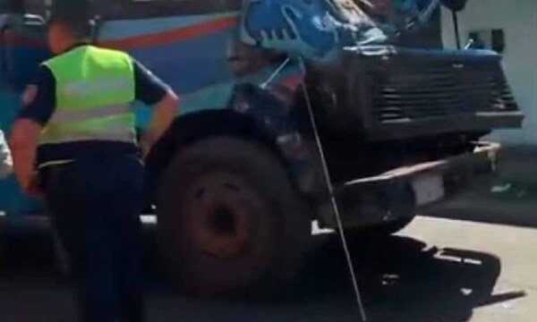 Carrera de buses termina en accidente con heridos y patrullera dañada – Prensa 5