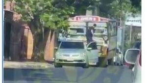 ¡Inerviosopa la gente! Automovilista y colectivero se reventaron en Luque