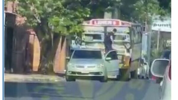 ¡Inerviosopa la gente! Automovilista y colectivero se reventaron en Luque