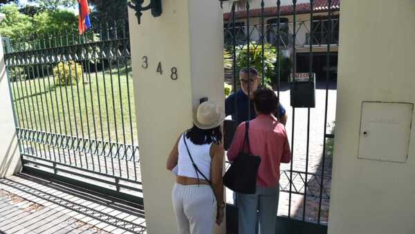 Venezolanos exigen atención a embajada en Paraguay tras cierre por conflicto diplomático