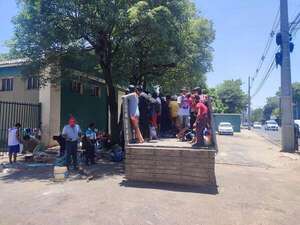 AUDIO: Grupo de 50 indígenas salió de Asunción para volver a sus tierras en Caaguazú - Periodísticamente - ABC Color