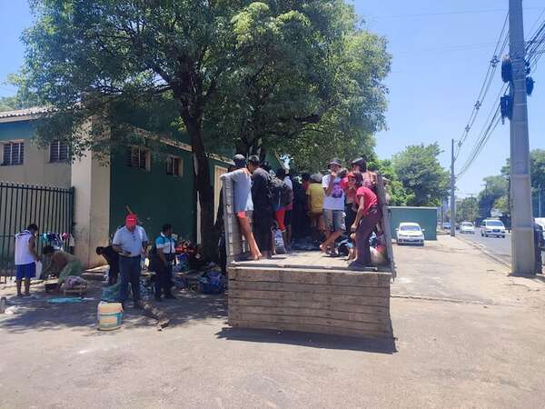 AUDIO: Grupo de 50 indígenas salió de Asunción para volver a sus tierras en Caaguazú - Periodísticamente - ABC Color