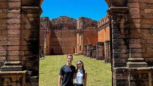 Joshua Duerksen y su novia disfrutan de sus vacaciones por el interior del país