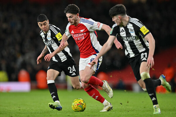Versus / Con Almirón en cancha, Newcastle da el primer golpe al Arsenal en la Copa de la Liga
