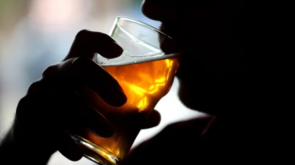 Los adolescentes tímidos tienden a consumir más alcohol, reveló un estudio