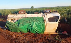 Explosión de neumático ocasiona vuelco en Mbaracayú
