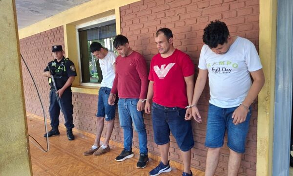 Cuatro hombres son detenidos tras operativo policial en la costanera Ñande Renda