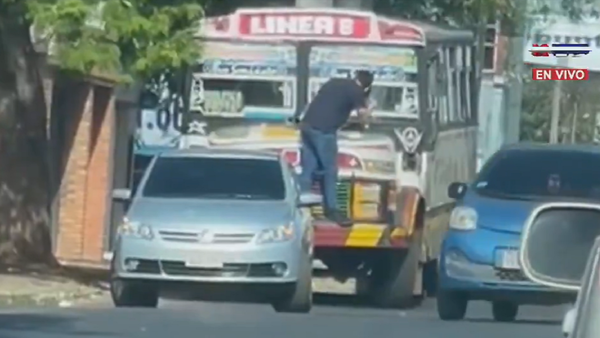 Video: Automovilista trepa al capó de un bus y rompe el parabrisas