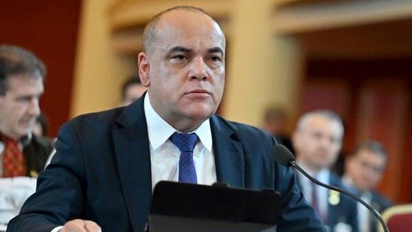 El propio titular del Congreso no informa de su viaje al exterior