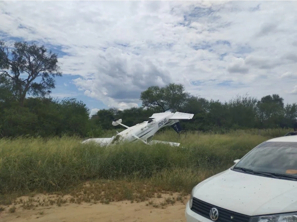 Accidente aéreo en Loma Plata: una aeronave sufrió capotaje durante su aterrizaje - Noticiero Paraguay
