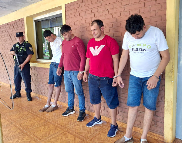 Capturan a cuatro presuntos delincuentes tras persecución policial en Ciudad del Este - La Clave