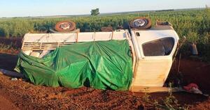 Diario HOY | Camión vuelca aparatosamente tras explosión de neumático