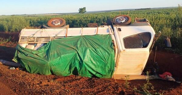 Diario HOY | Camión vuelca aparatosamente tras explosión de neumático