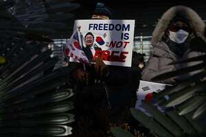 Cientos de partidarios intentan proteger al presidente suspendido de Corea - Mundo - ABC Color
