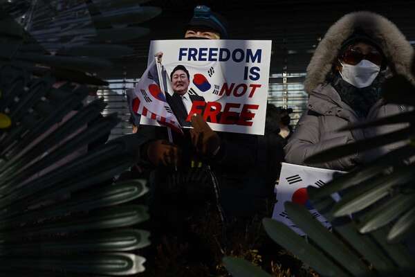 Cientos de partidarios intentan proteger al presidente suspendido de Corea - Mundo - ABC Color