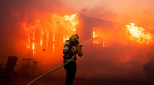 Incendio en Los Ángeles: 30.000 evacuados por el avance de las llamas