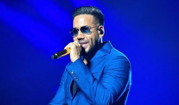 (VIDEO) ¡Habló la mujer que se quedó sin ména después de besar a Romeo Santos!