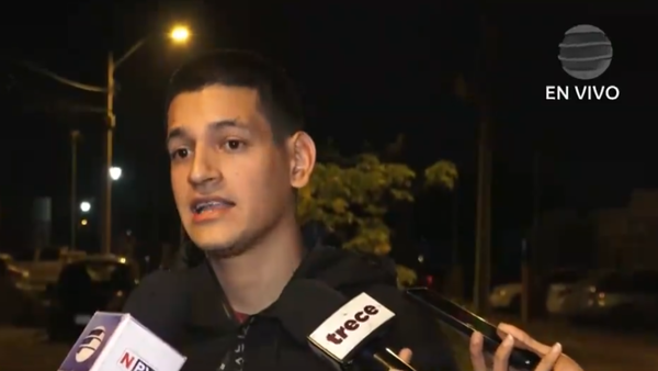 Video: Motochorros interceptan a joven, le apuntan con un arma y le roban su biciclo