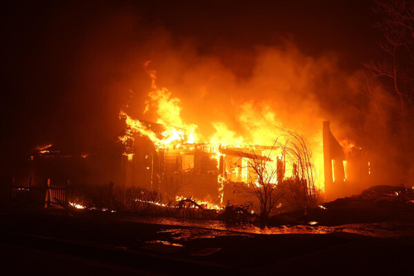 Arde Los Ángeles por un incendio histórico fuera de control - ADN Digital